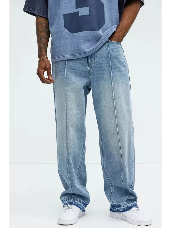 Donkergrijze heren loose fit jeans met wijde pasvorm en vijf zakken, perfect voor casual herfstlooks.