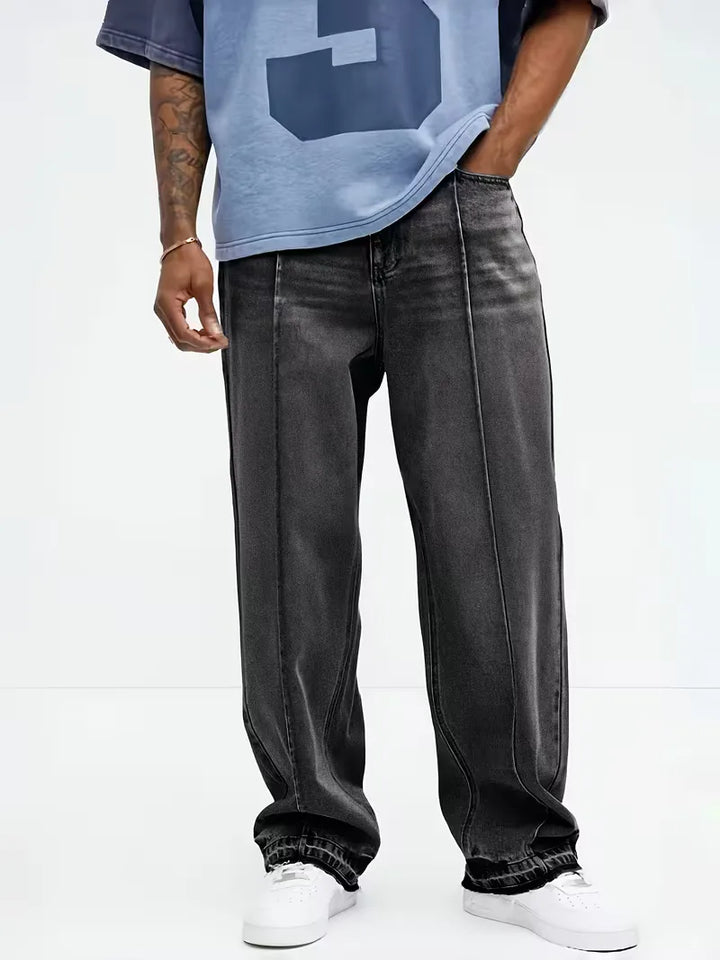 Streetwear-stijl heren loose fit jeans in lichtblauw, met wijde pijpen en een relaxte, comfortabele pasvorm.