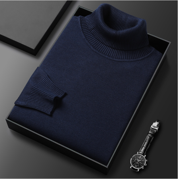 Man draagt stijlvolle donkerblauwe coltrui, perfect voor herenmode, comfortabel en warm.