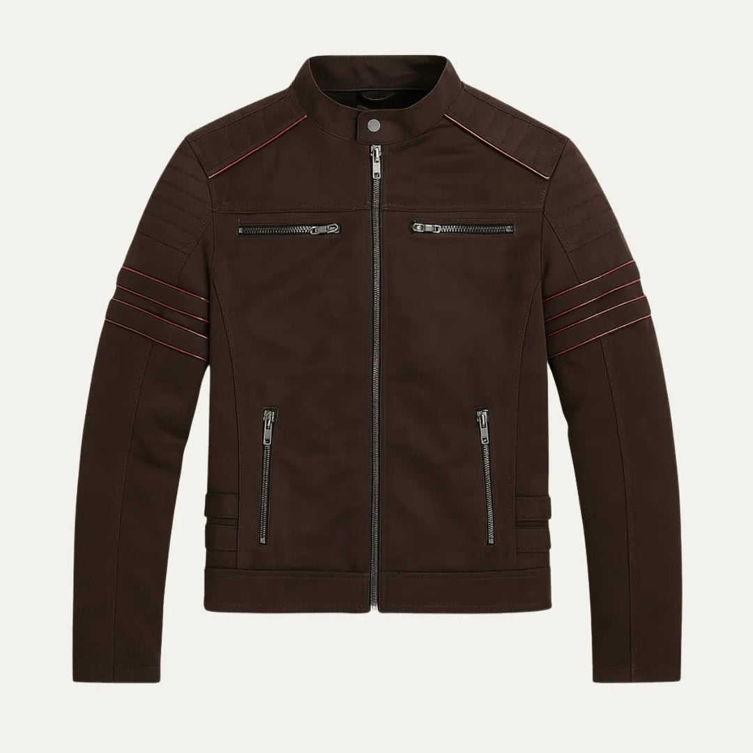 Man draagt comfortabel heren motorjack met opstaande kraag. Modieuze en warme bovenkleding.