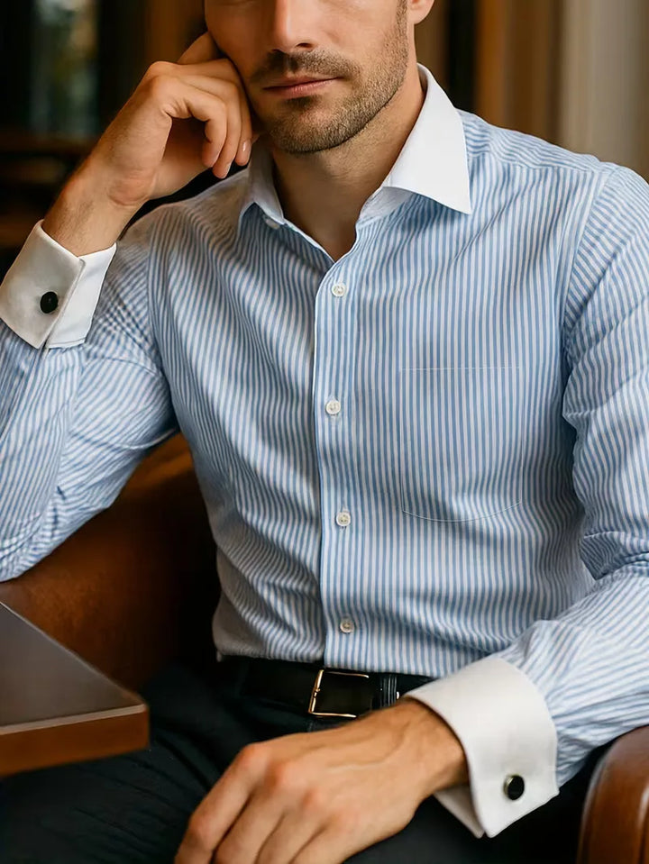 Essentieel herenoverhemd voor zakelijke outfits, met mandarijnkraag en Franse manchetten.