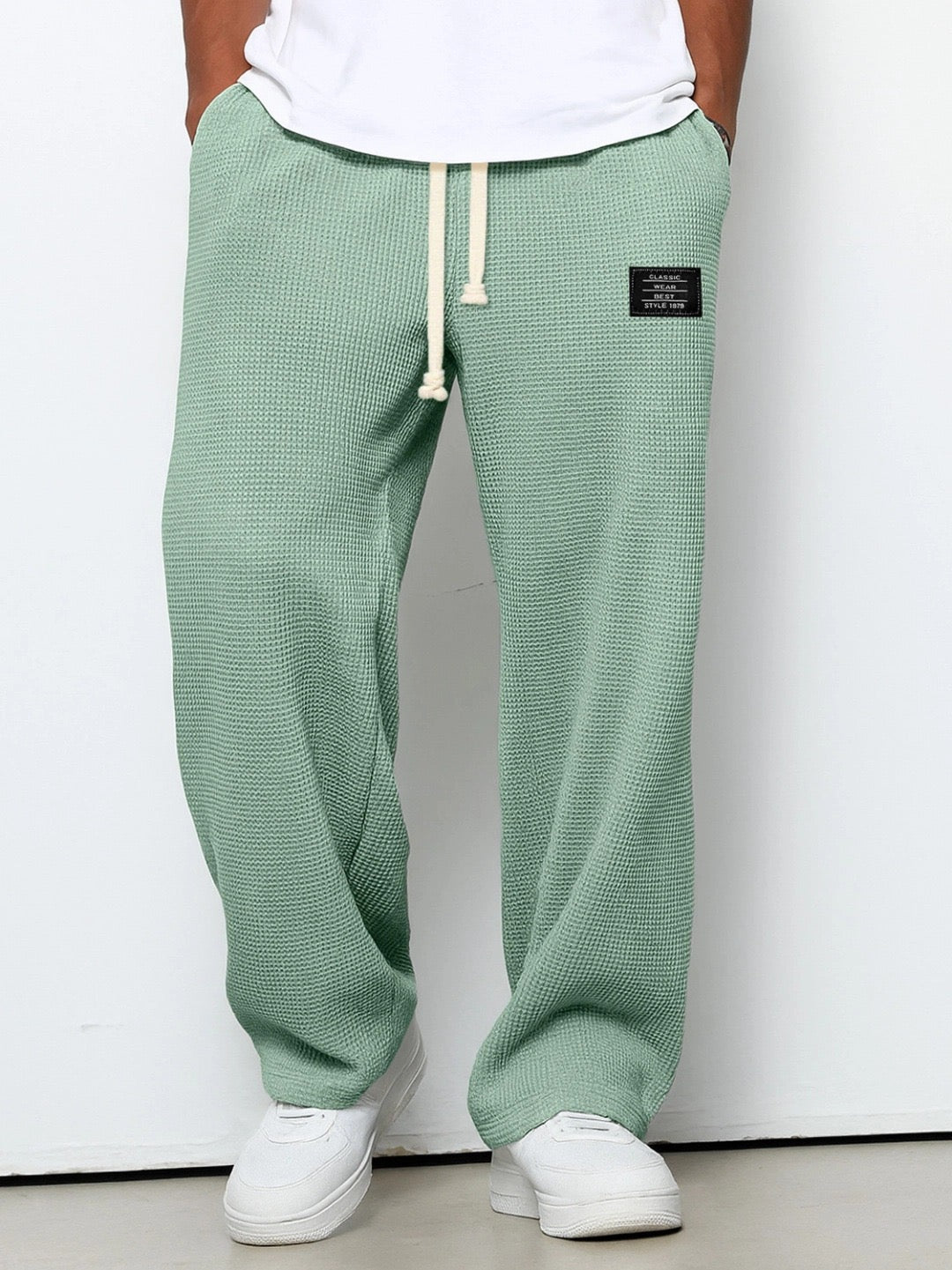 Noah herenbroek in donkerblauw, relaxte pasvorm, perfect voor een comfortabele dagelijkse outfit.