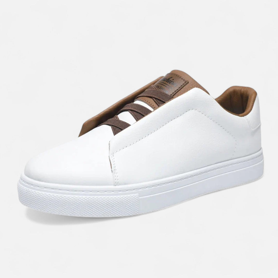 Heren Noah slip-on sneakers gedragen. Stijlvolle en comfortabele vetersloze modeschoenen voor een moderne casual look.