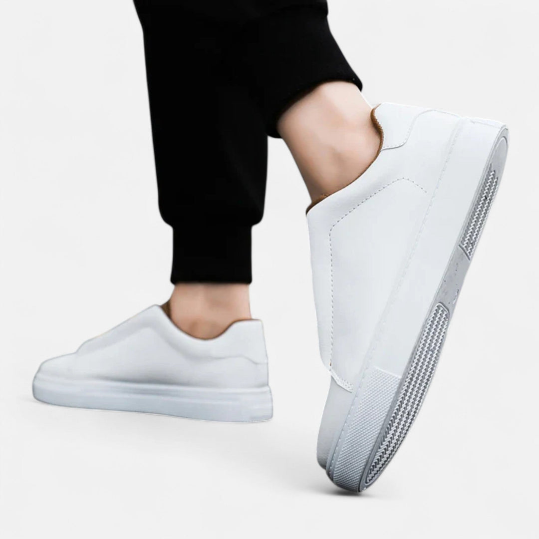 Eenvoudig, strak design van de Noah heren slip-on sneakers. Moderne vetersloze casual schoenen voor dagelijks comfort.