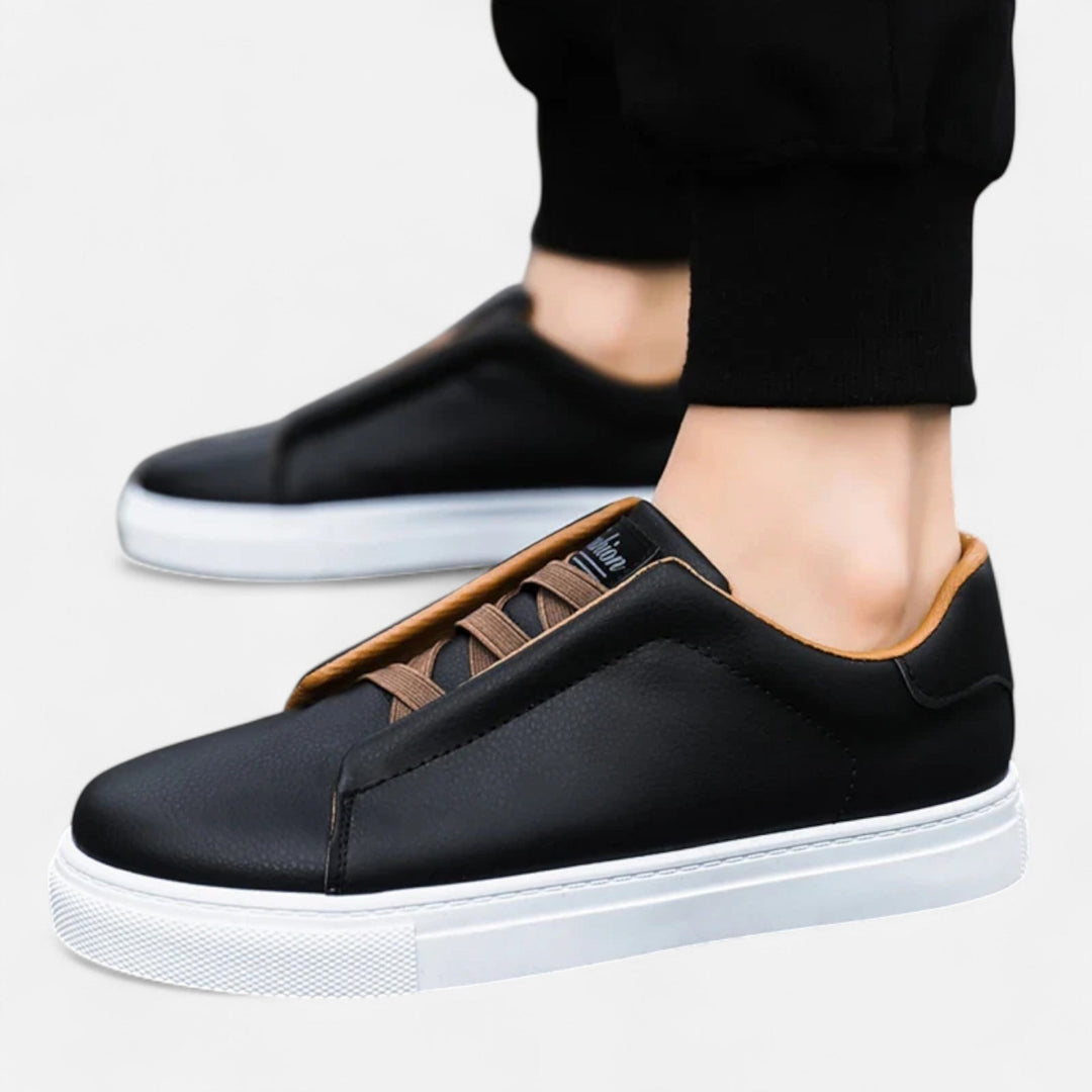 Detail van de ademende stof van de Noah heren slip-on sneakers. Comfortabele vetersloze modeschoenen voor elke dag.
