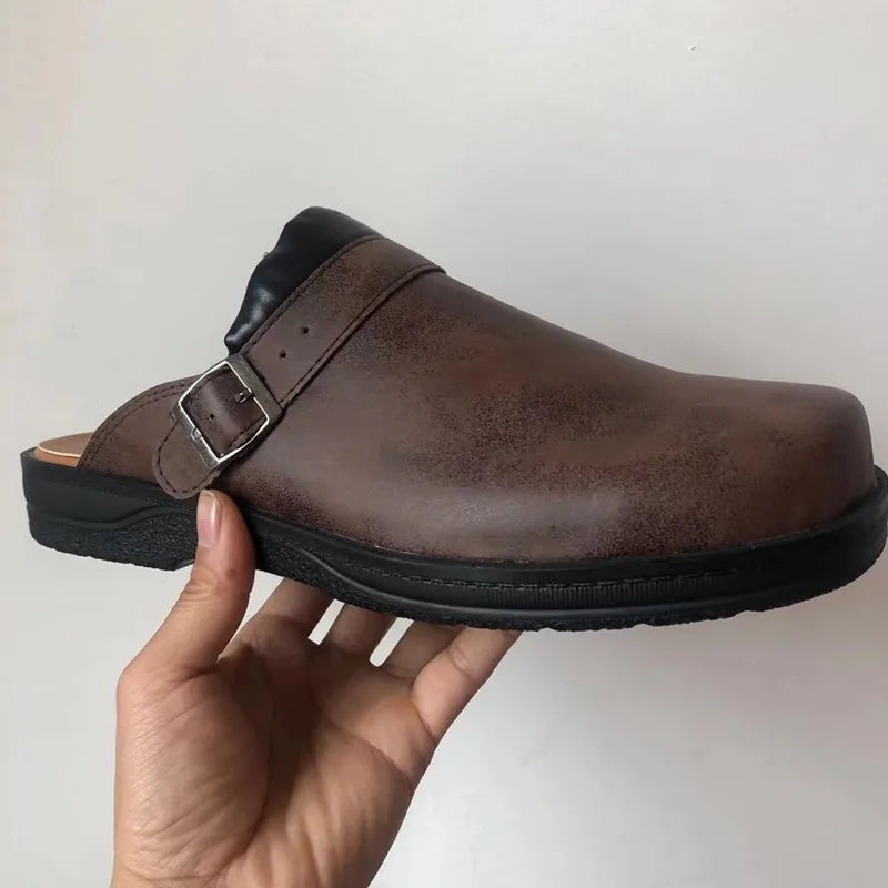 Beige orthopedische herenclogs, comfortabele slippers met drukverlichting voor optimale voetondersteuning.