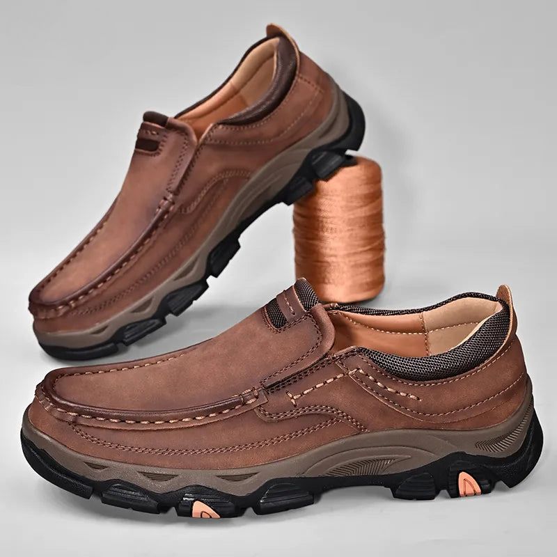 Heren orthopedische instappers, zwart, met voetboogondersteuning, ideaal voor zomer en lente.