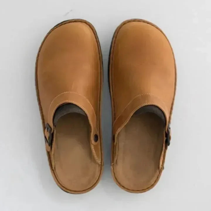 Comfortabele heren pantoffel, donkerbruin, met orthopedische voetondersteuning, geschikt voor alle dagen.
