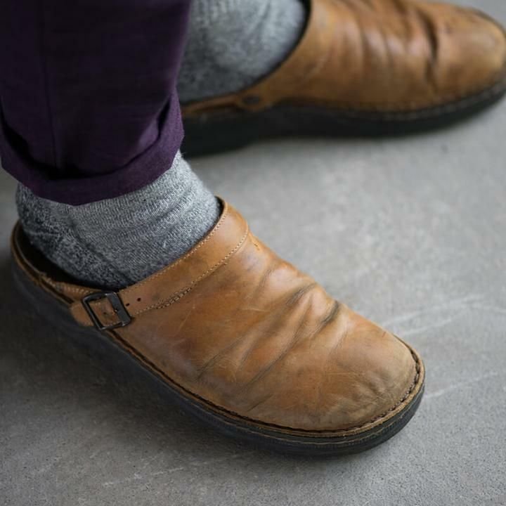 Stijlvolle donkerbruine orthopedische heren pantoffels, ontworpen voor comfort en welzijn, casual schoeisel.