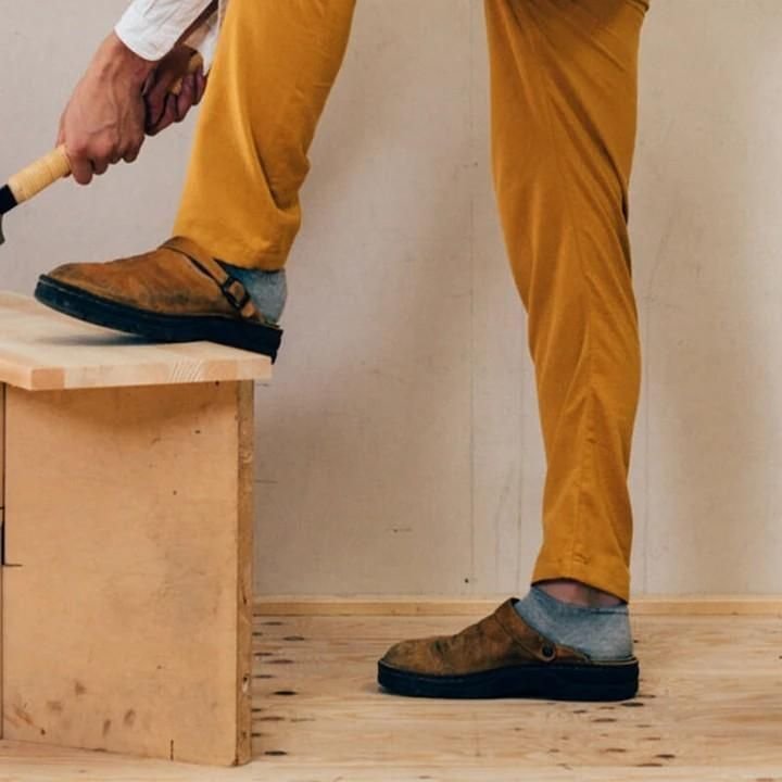 Donkerbruine orthopedische heren pantoffels, met geavanceerde voetondersteuning en ultiem comfort, voor welzijn.