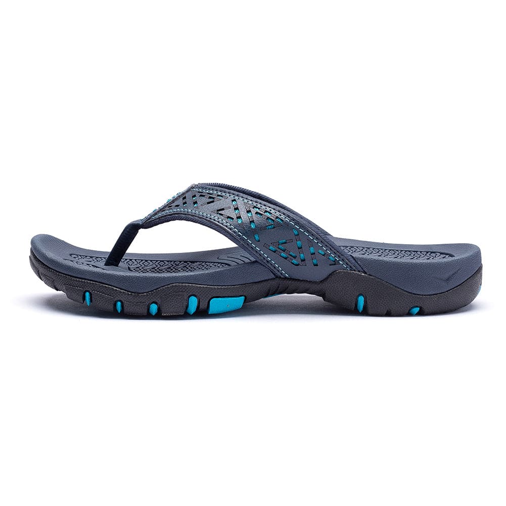 Witte orthopedische herenslippers op een houten vlonder, klaar voor strand of zwembad.