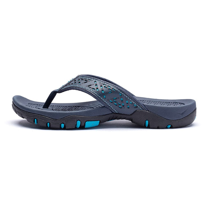Witte orthopedische herenslippers op een houten vlonder, klaar voor strand of zwembad.