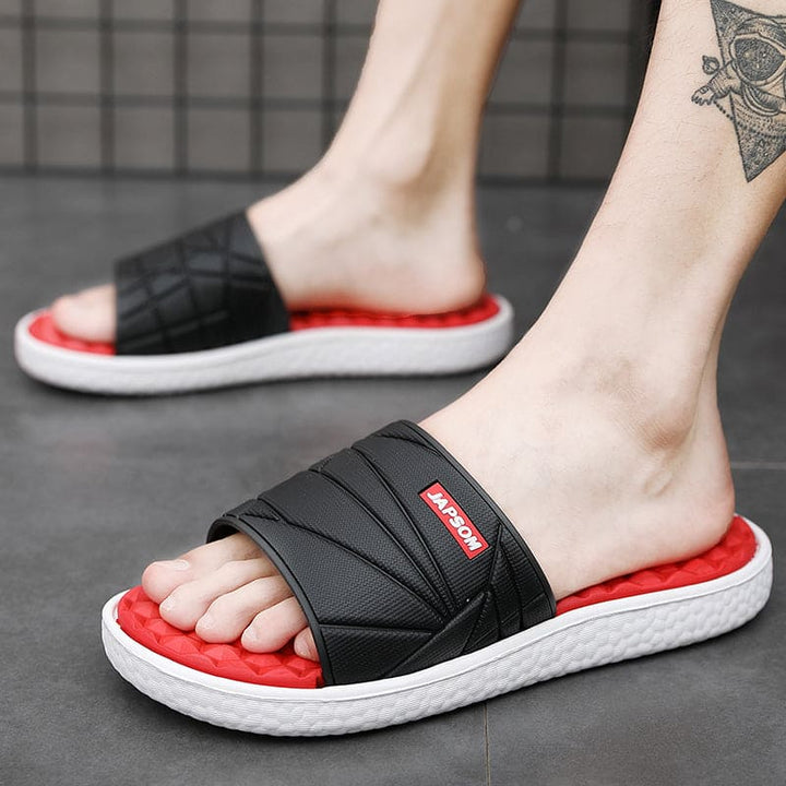 Zwarte orthopedische herenslippers met subtiel logo, modern en bevorderlijk voor voetgezondheid.