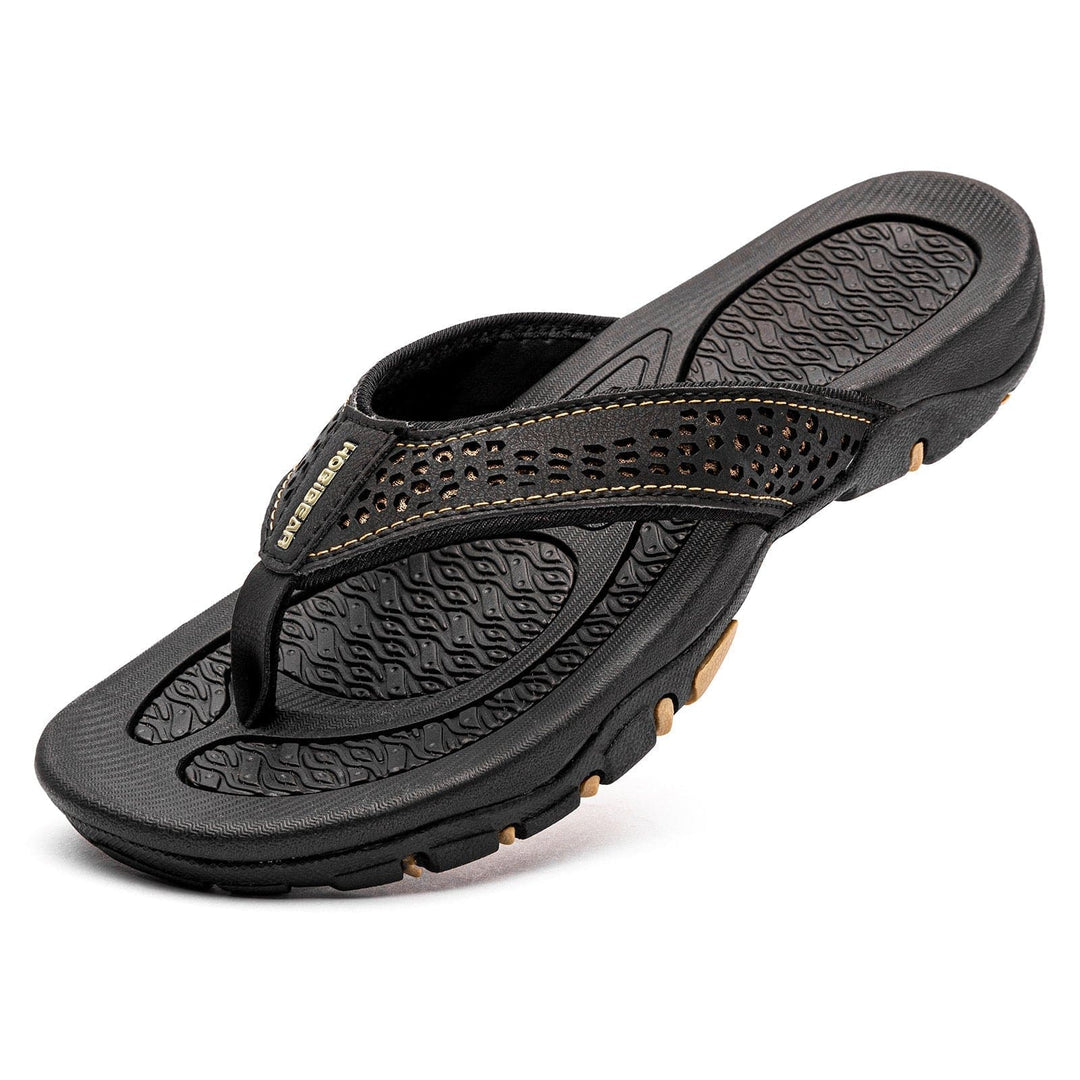 Zijaanzicht van bruine herenslippers met orthopedische steun, ideaal voor voetgezondheid en comfort.