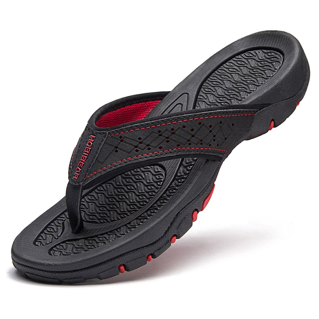 Man draagt bruine orthopedische slippers casual op het terras, gericht op comfort.