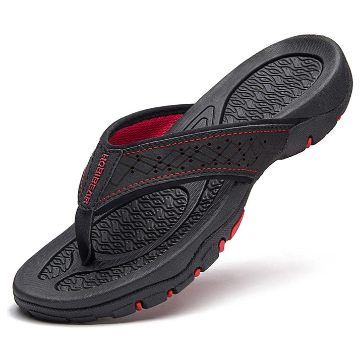 Man draagt bruine orthopedische slippers casual op het terras, gericht op comfort.