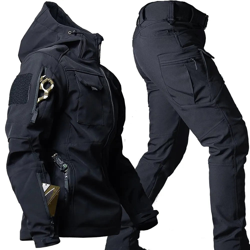 Mannelijke wandelaar draagt waterdichte heren outdoor jas. Ideale winddichte kleding voor avontuur en mid-seizoen.