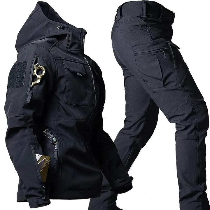 Mannelijke wandelaar draagt waterdichte heren outdoor jas. Ideale winddichte kleding voor avontuur en mid-seizoen.