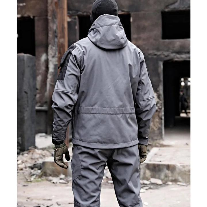 Hoogwaardige waterdichte en winddichte heren outdoor set voor hiking. Beschermende kleding met veel zakken.