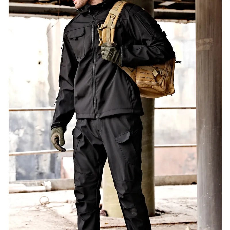 Man in waterdichte, winddichte heren outdoor set, staand in natuur. Perfecte wandelkleding voor avontuurlijke trips.