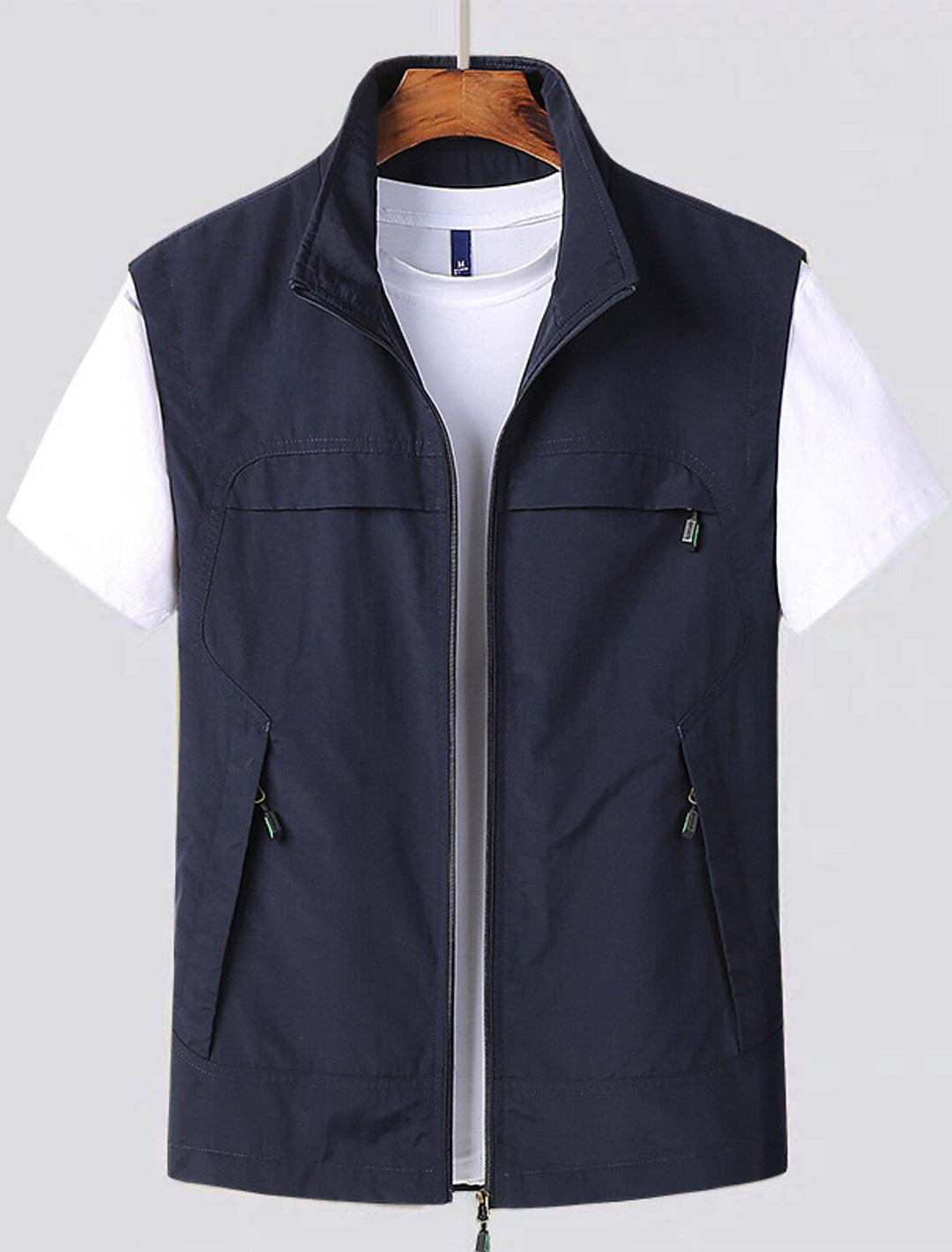 Heren outdoor vest mouwloos met meerdere praktische zakken, ideaal voor wandelen en actief buitenleven.