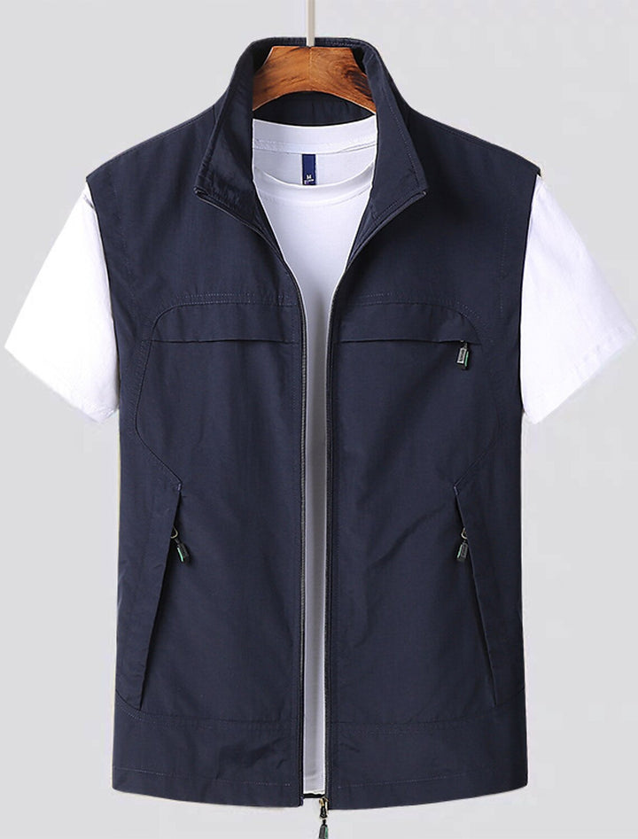 Heren outdoor vest mouwloos met meerdere praktische zakken, ideaal voor wandelen en actief buitenleven.