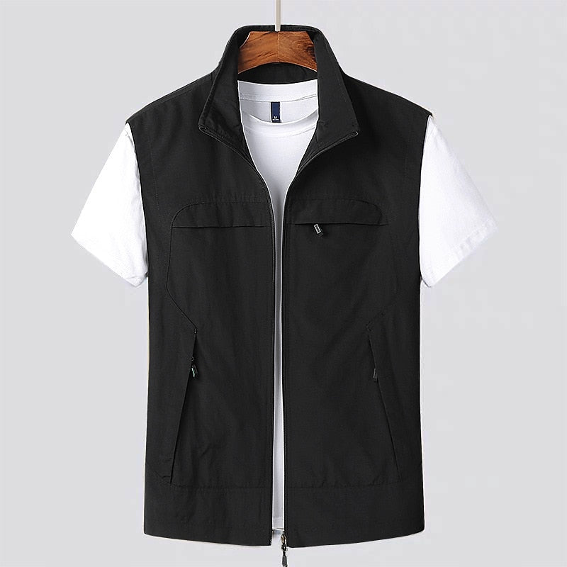 Functioneel heren outdoor vest, mouwloos en lichtgewicht, uitermate geschikt voor wandelen en avontuur.