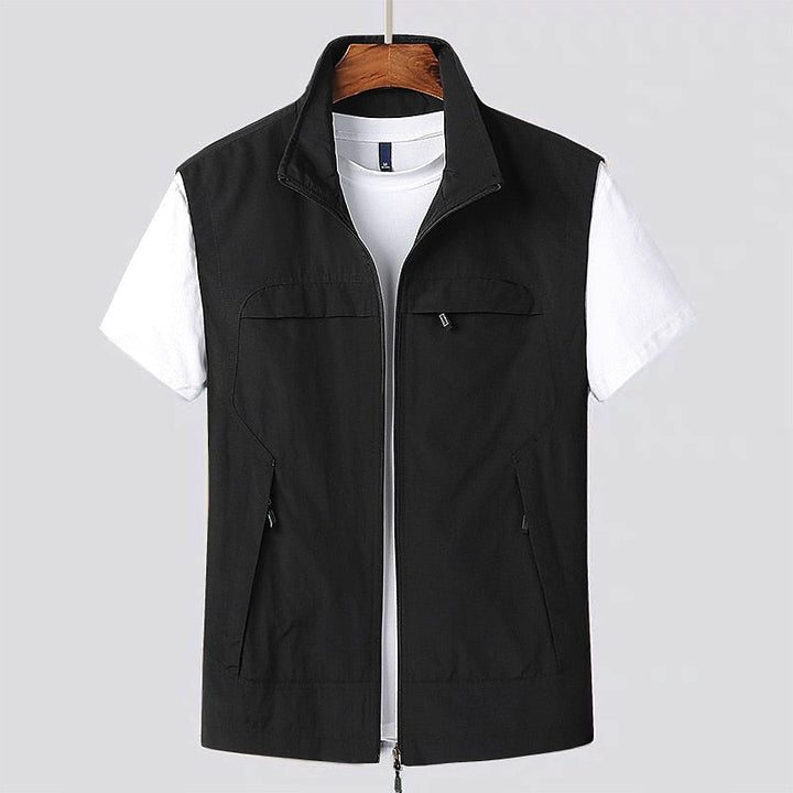 Functioneel heren outdoor vest, mouwloos en lichtgewicht, uitermate geschikt voor wandelen en avontuur.