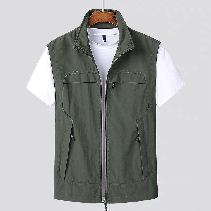 Close-up van de zakken op het heren outdoor vest, handig voor het opbergen van benodigdheden tijdens buitenactiviteiten.