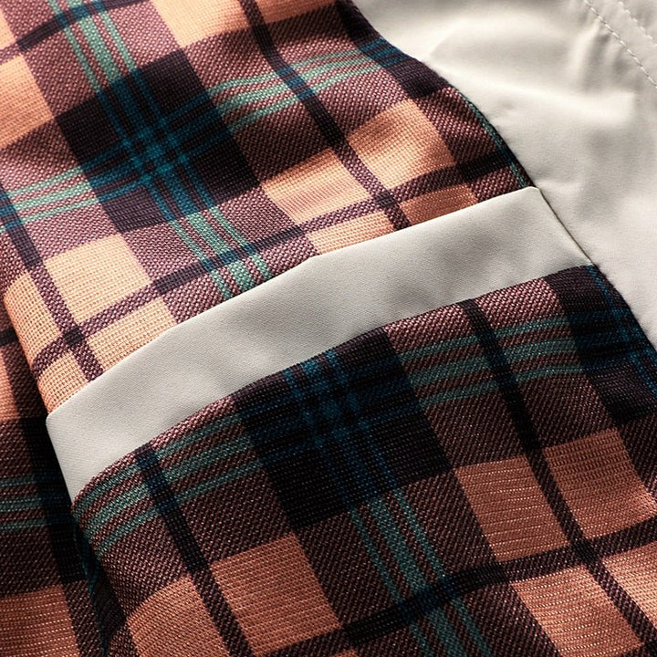 "Heren outdoorjas met capuchon en meerdere zakken in donkergroen en zwart, ideaal voor veelzijdig gebruik."