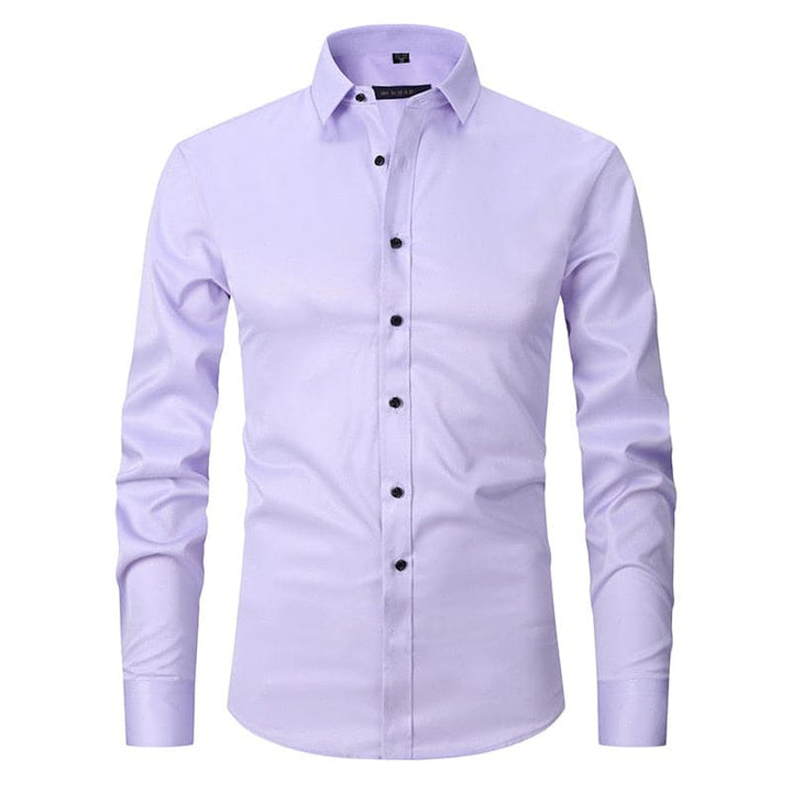Model draagt stijlvol heren overhemd, slim fit, moderne look voor casual en zakelijke gelegenheden.