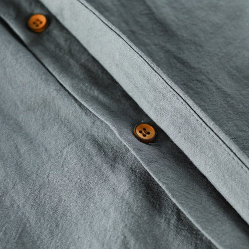 Stijlvol heren overhemd, Japanse stijl met henleykraag. Losse pasvorm, perfect voor lente en herfst.