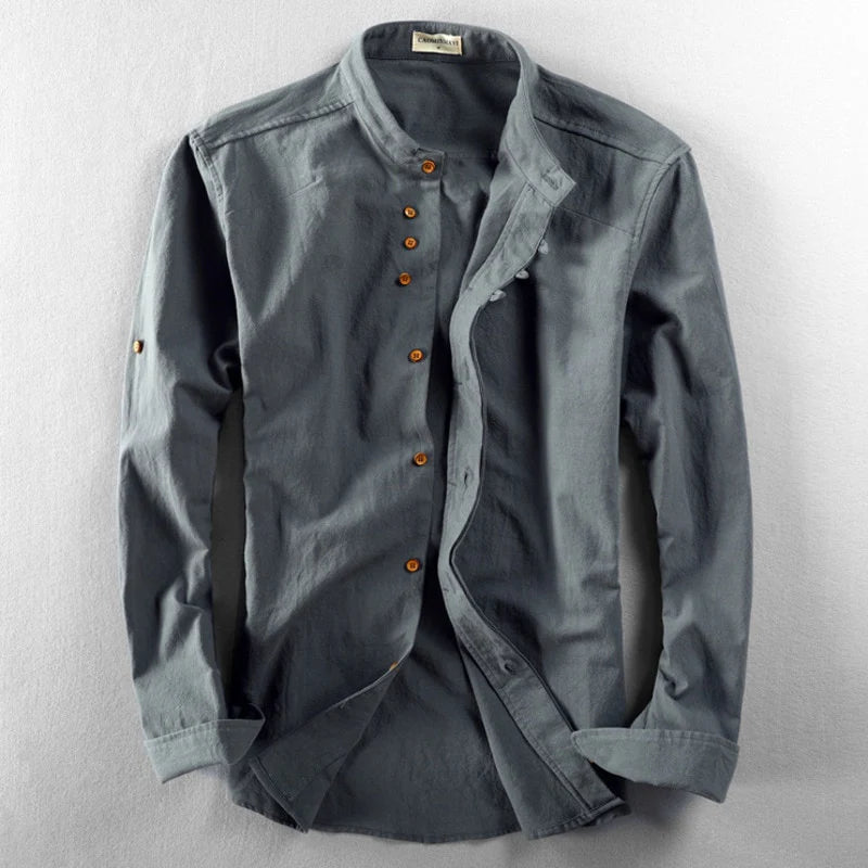 Heren lentekleding en herfstkleding: comfortabel overhemd met Japanse stijl en modieuze henleykraag.