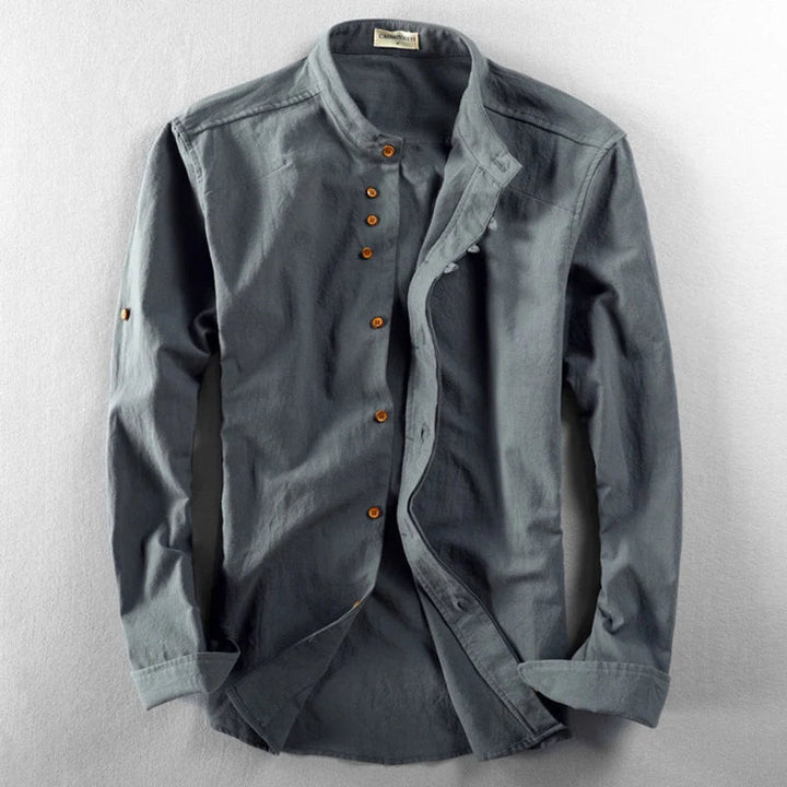 Heren lentekleding en herfstkleding: comfortabel overhemd met Japanse stijl en modieuze henleykraag.