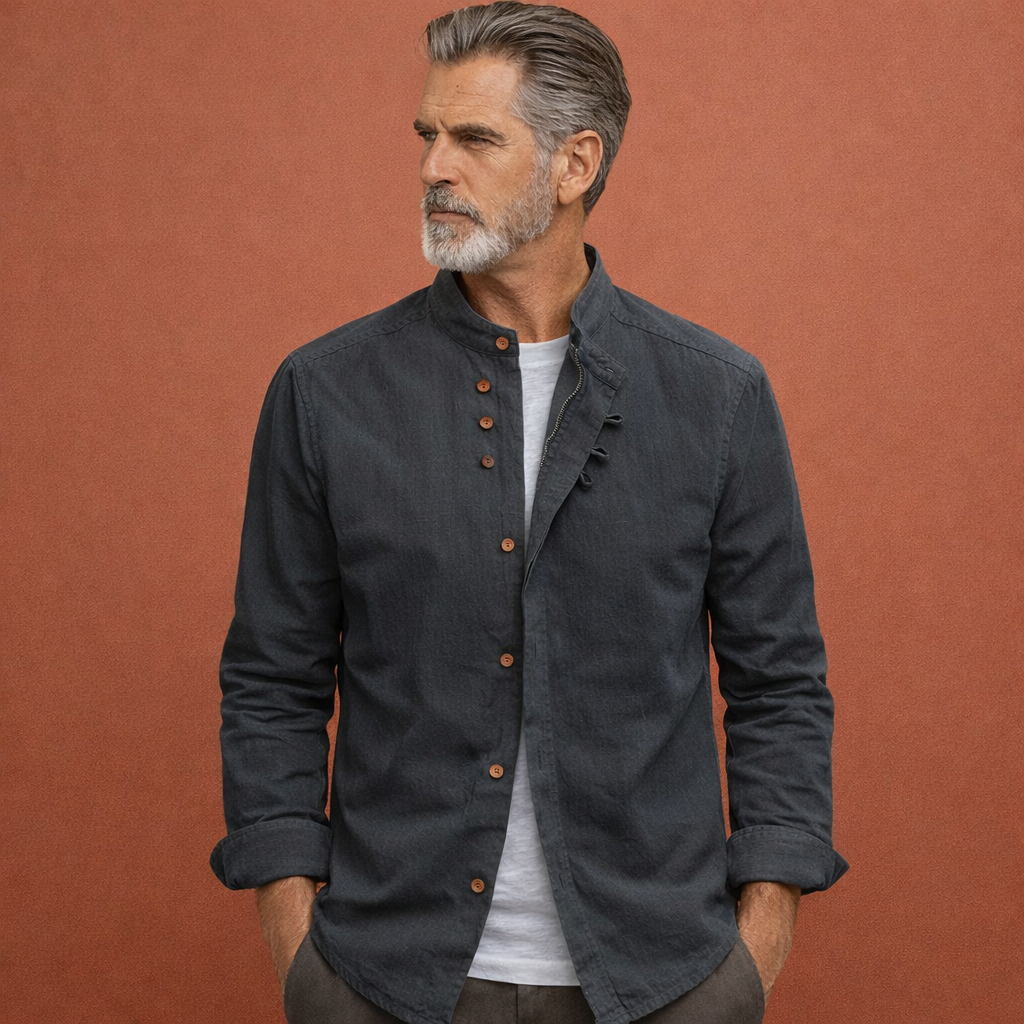 Uniek heren overhemd voor lentemode met Japanse stijl, opvallende hoge kraag en asymmetrische knopen voor een moderne look.