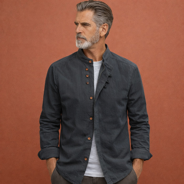 Uniek heren overhemd voor lentemode met Japanse stijl, opvallende hoge kraag en asymmetrische knopen voor een moderne look.