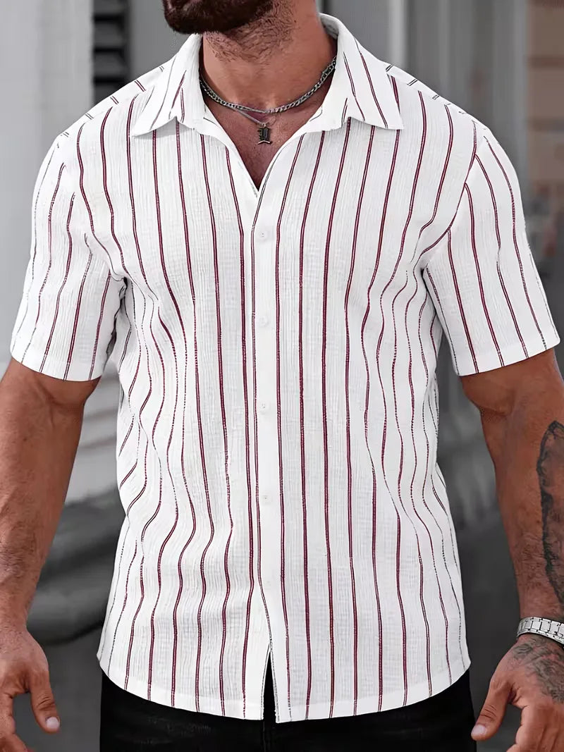 Modieus gestreept heren overhemd, korte mouw, V-hals, geschikt voor een casual doch stijlvolle outfit.