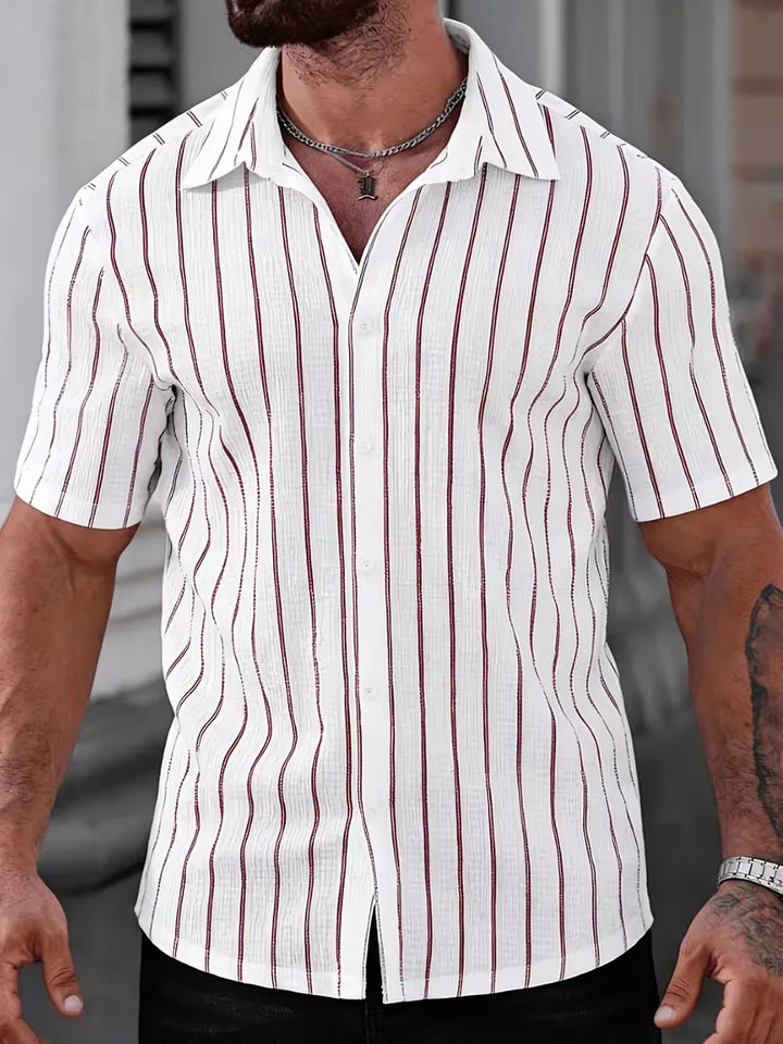 Modieus gestreept heren overhemd, korte mouw, V-hals, geschikt voor een casual doch stijlvolle outfit.