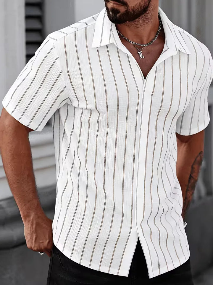 Heren overhemd met stijlvolle verticale strepen, korte mouw, casual en comfortabel in de zomerzon.