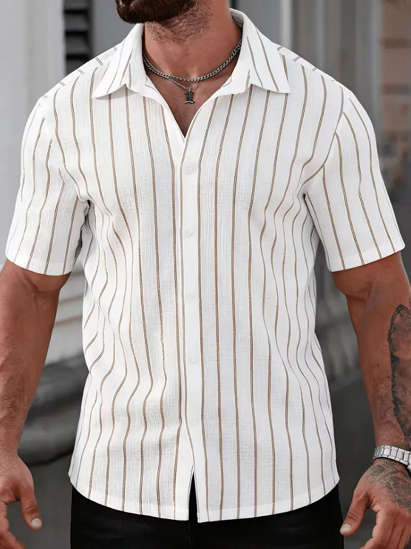 Gestreept korte mouw heren overhemd, V-hals, perfect voor een moderne casual zomeroutfit.