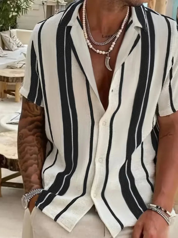 Zomers heren overhemd met korte mouw en verticale strepen. Ideaal voor casual dagen, vakantie en smart casual stijl.