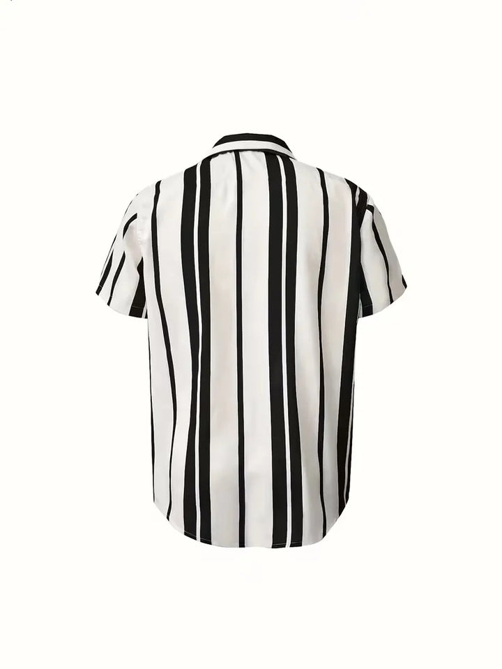 Gestreept heren overhemd korte mouw, regular fit, met stijlvolle V-hals. Comfortabel en trendy voor zomerse dagen.