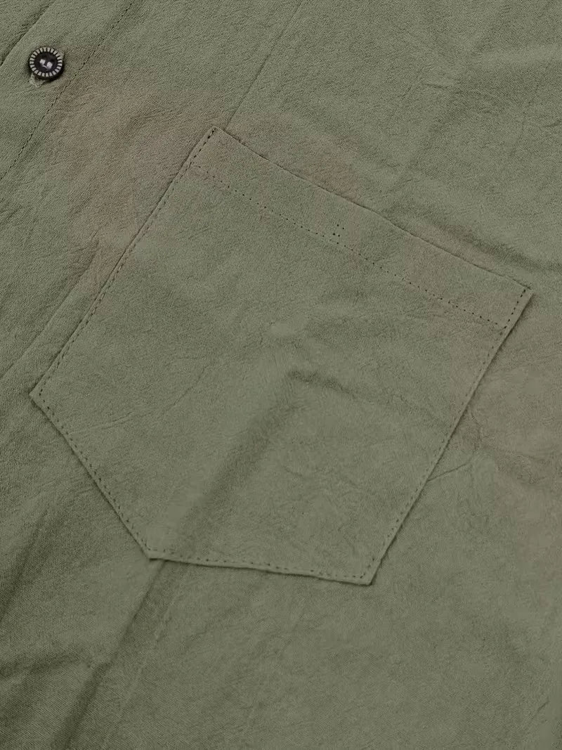 Model draagt een stijlvol heren overhemd korte mouw met borstzak, perfect voor zomerse outfit.