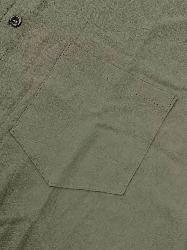 Model draagt een stijlvol heren overhemd korte mouw met borstzak, perfect voor zomerse outfit.