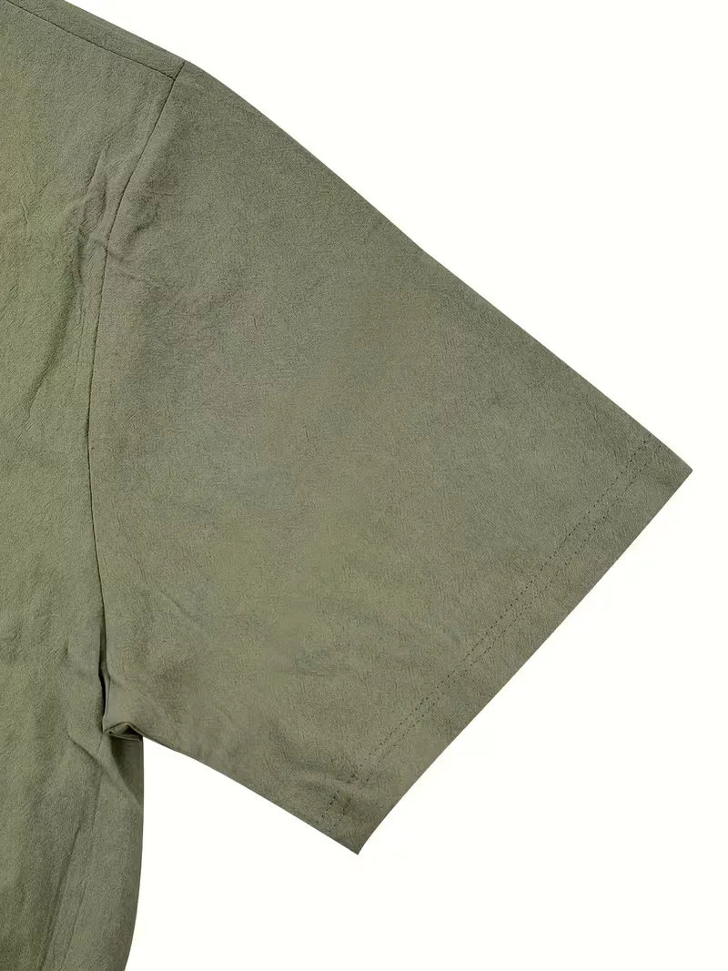 Zijaanzicht van een heren overhemd korte mouw, met focus op de regular fit en borstzak detail.