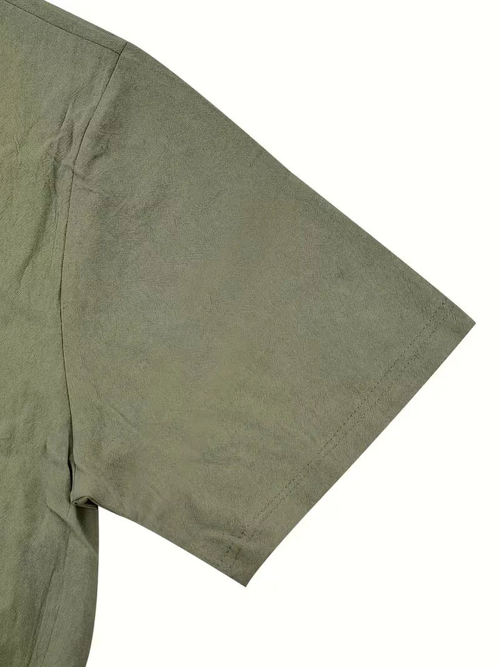 Zijaanzicht van een heren overhemd korte mouw, met focus op de regular fit en borstzak detail.