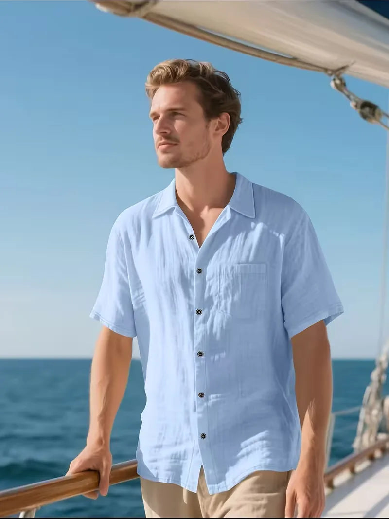 Heren casual overhemd met korte mouw en borstzak, in een lichte kleur voor warme dagen.