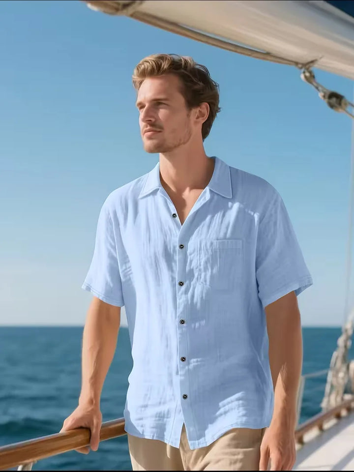 Heren casual overhemd met korte mouw en borstzak, in een lichte kleur voor warme dagen.