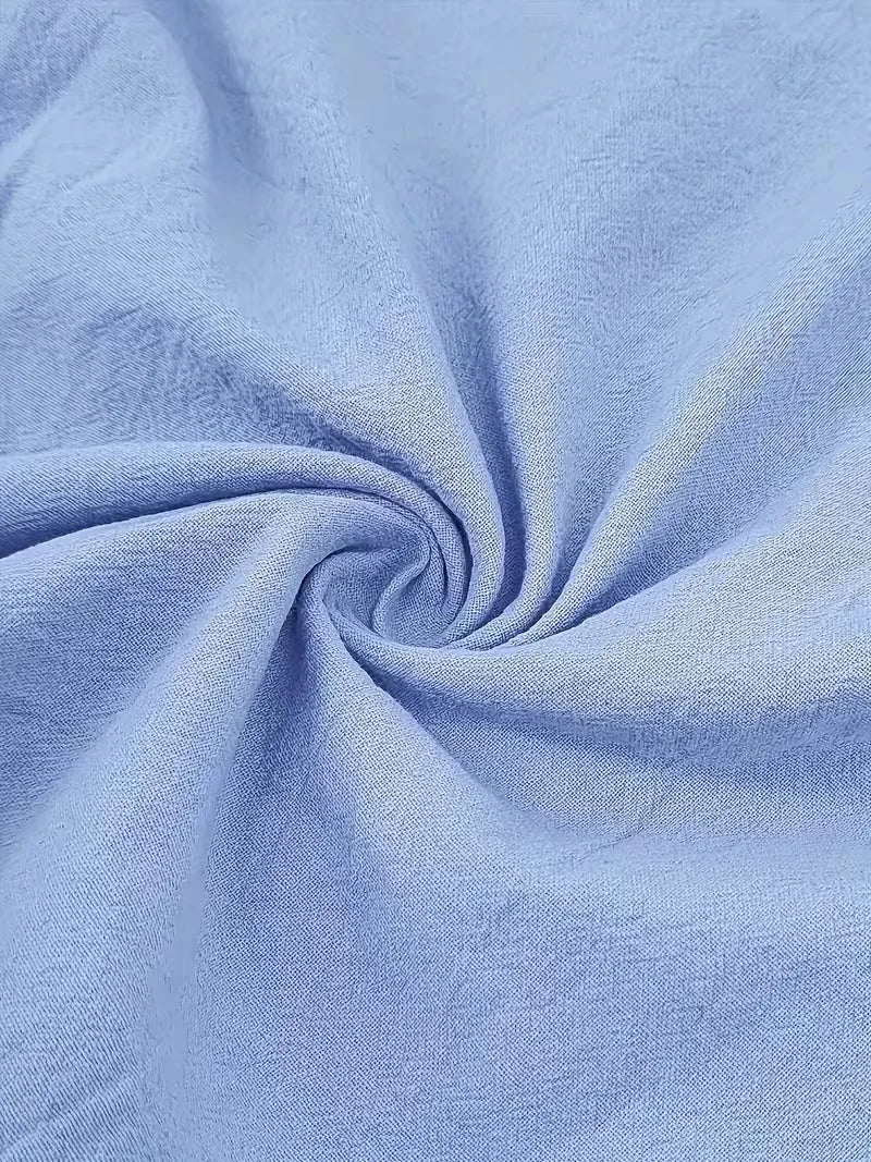 Detail van de kraag en knoopjes op een heren overhemd korte mouw met borstzak, casual stijl.