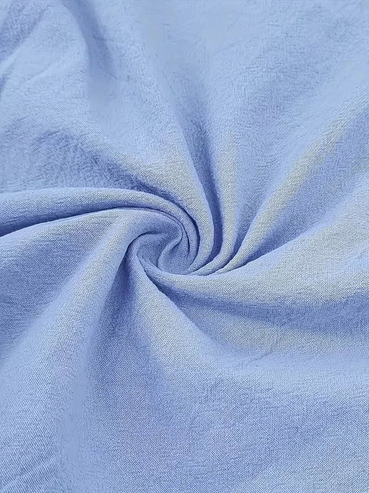 Detail van de kraag en knoopjes op een heren overhemd korte mouw met borstzak, casual stijl.